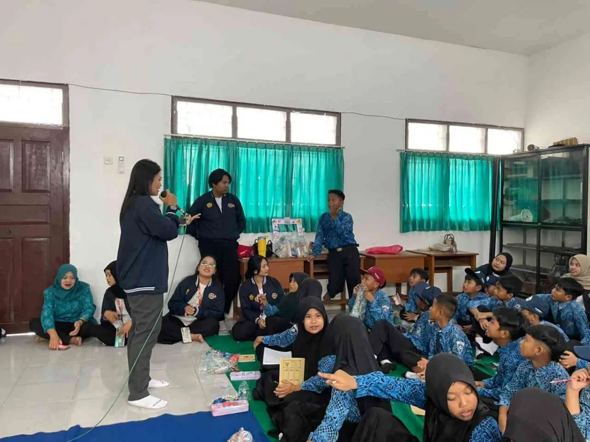 KKN Kolaboratif UNEJ–UNIDSOE Beri Edukasi Gizi, Anti-Bullying, dan Pencegahan Pernikahan Dini di Dua Sekolah