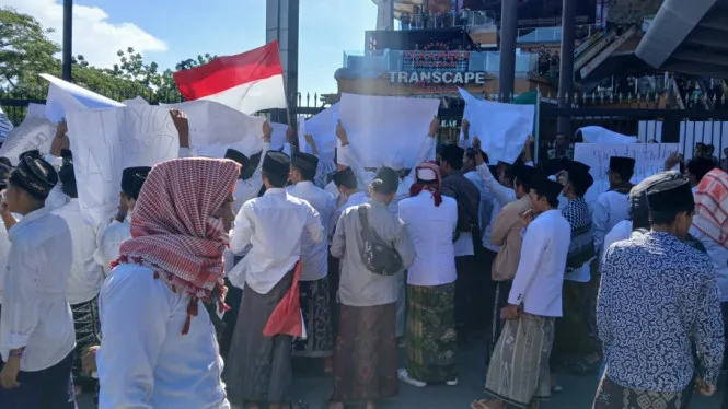 Puluhan Santri dari Sampang Berunjuk Rasa di Depan Trans Icon Mall Surabaya