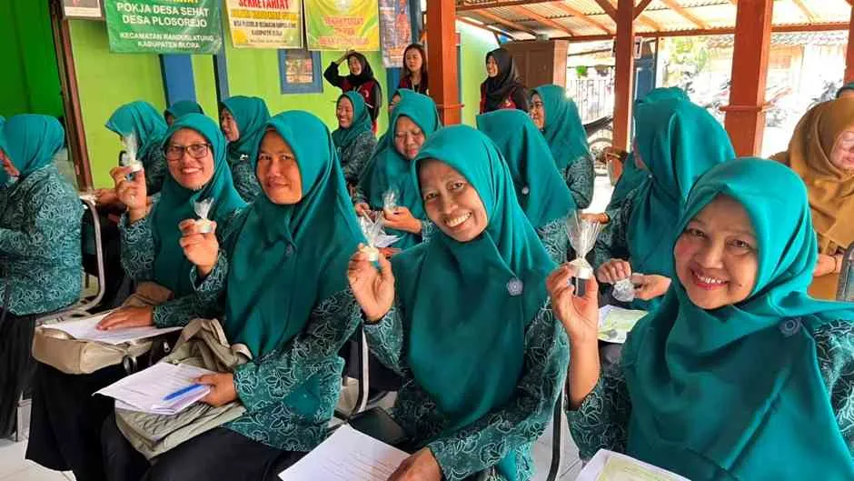 KKN GIAT 16 UNNES Kenalkan Program BASKARA di Plosorejo, Serai Diolah Jadi Alternatif Pengusir Nyamuk
