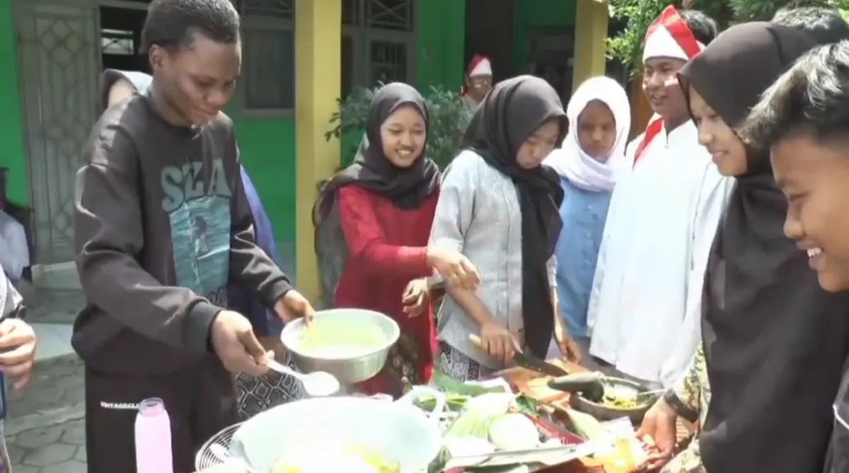 Mahasiswa Asal Afrika Ikut Lomba Memasak Tempe Mendoan di Cilacap pada HUT ke-81 RI