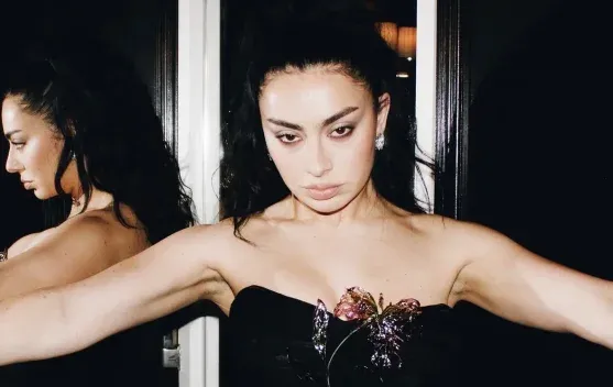 Charli XCX Buka Era Baru Lewat Singel ‘Rock Music’ dengan Riff Gitar Dominan