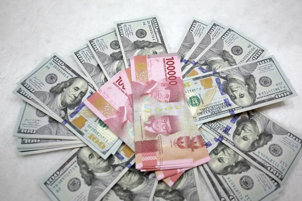 Rupiah Melemah ke Rp17.105 per Dolar AS, Pasar Cermati Ketegangan di Selat Hormuz