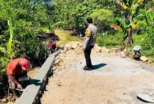 Bhabinkamtibmas Desa Nggorang Pantau Proyek Jalan Tani Ongko Leba untuk Kawal Transparansi Anggaran