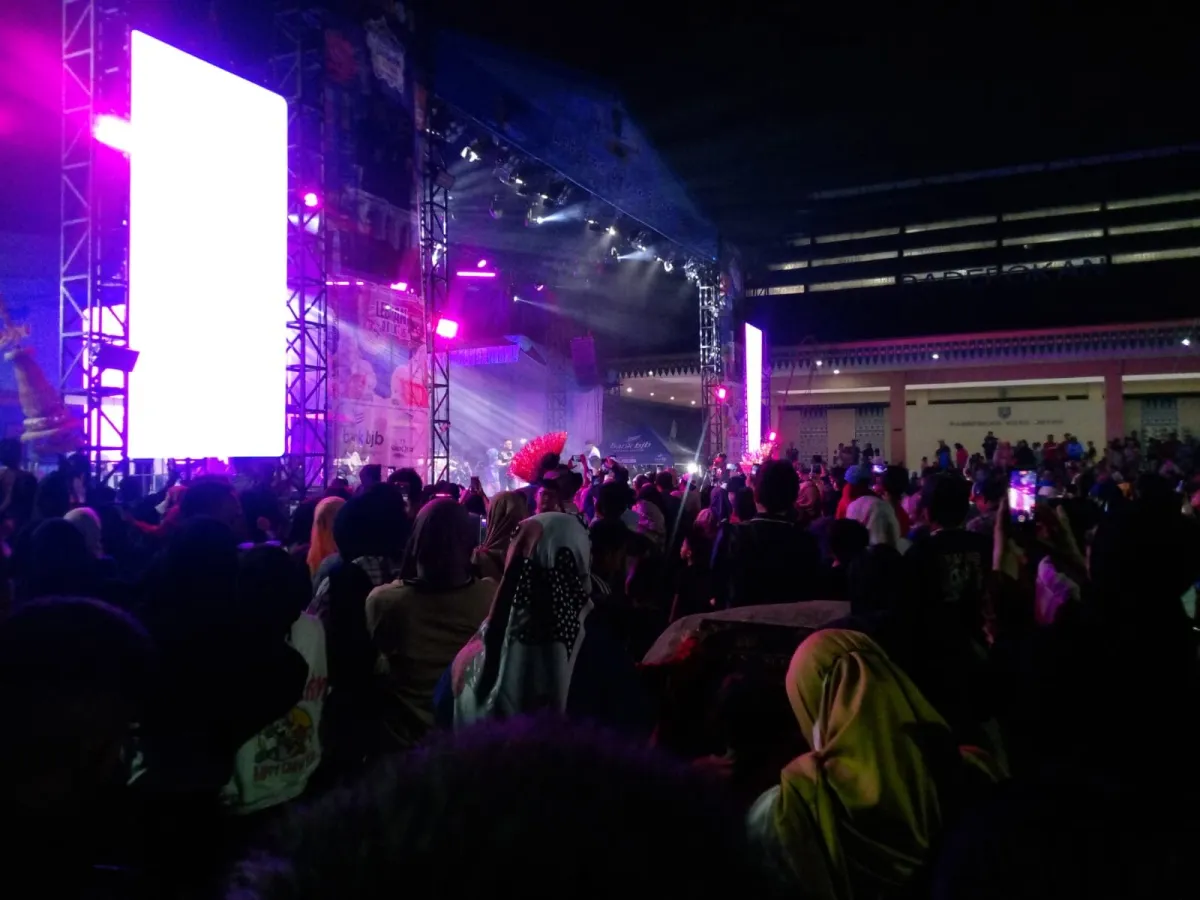 El Corona Tampil di Alun-alun GDC Depok, Ribuan Warga Padati Pertunjukan Dangdut