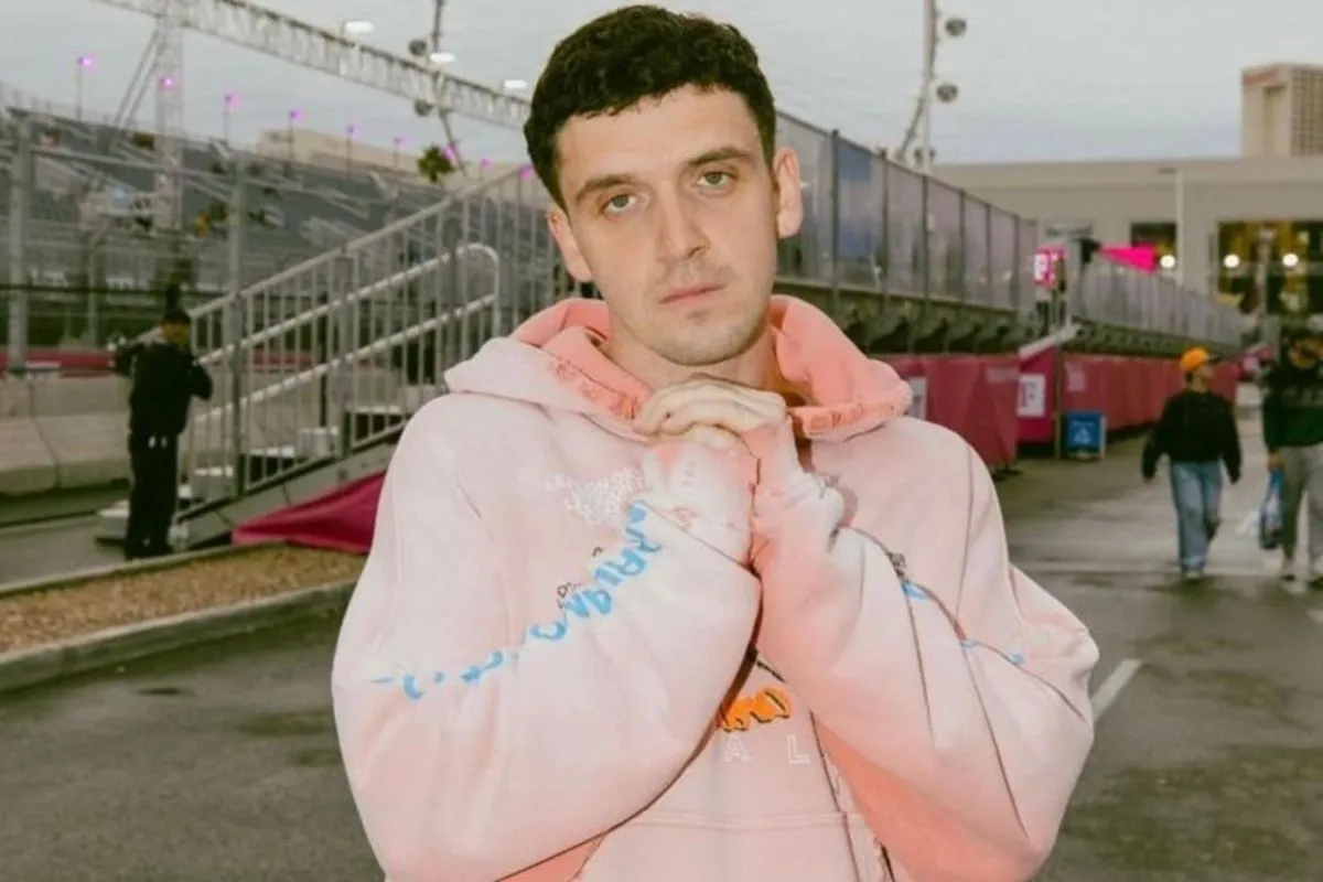 Lauv Umumkan Rehat dari Panggung untuk Fokus pada Kesehatan Mental