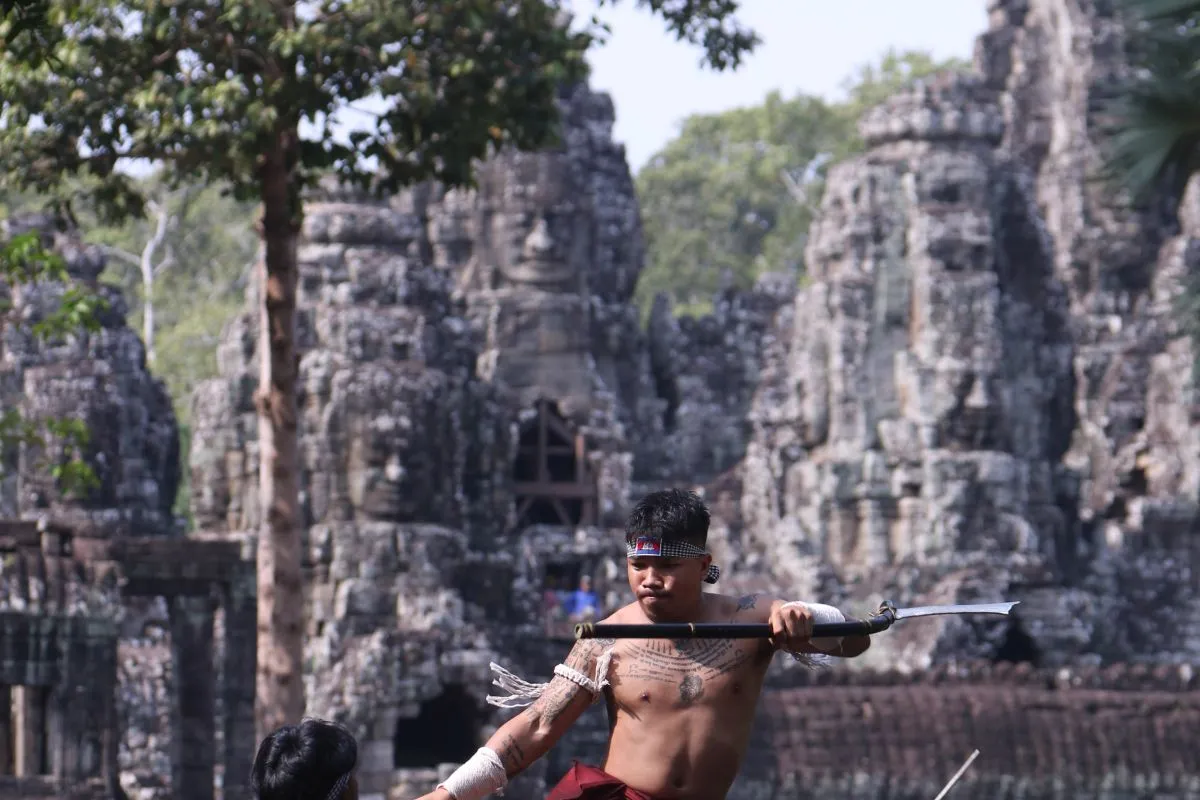 Pertunjukan Seni Bela Diri Kamboja-China Digelar di Angkor, Tarik Lebih dari 1.000 Penonton