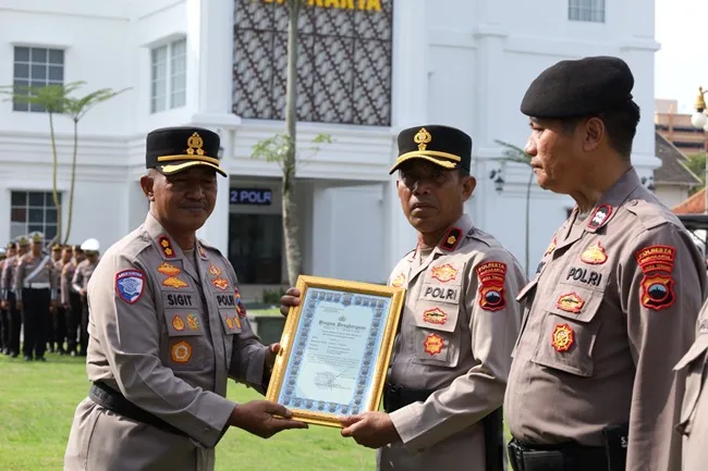 Tujuh Personel Polresta Surakarta Terima Penghargaan atas Kinerja Pelaporan Aplikasi SOT