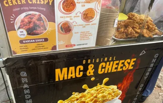 Gerobak Mac & Cheese “The Mayra Cemal-Cemil” Hadir di Manukan, Tawarkan Menu Keju dengan Harga Terjangkau
