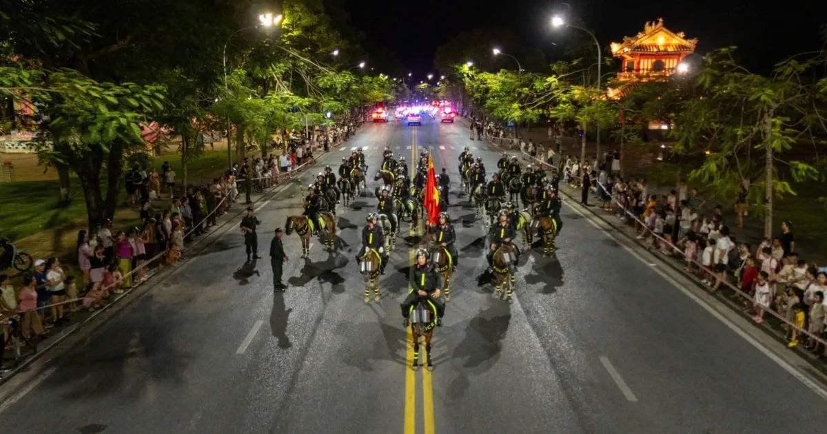 Marching band militer dan kavaleri Keamanan Publik Rakyat berinteraksi dengan warga Hue pada 7 Juni malam