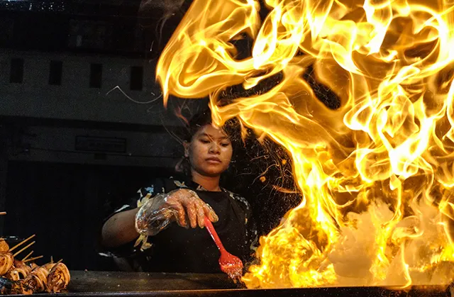 Suasana Kuliner Malam di Pasar Cidu Makassar, Pedagang Bakar Sotong Layani Pembeli