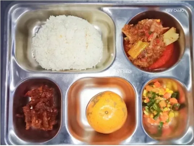 SPPG Bima Sape Naru Sajikan Menu Bergizi dengan Daging Balado dan Jeruk Siam Madu