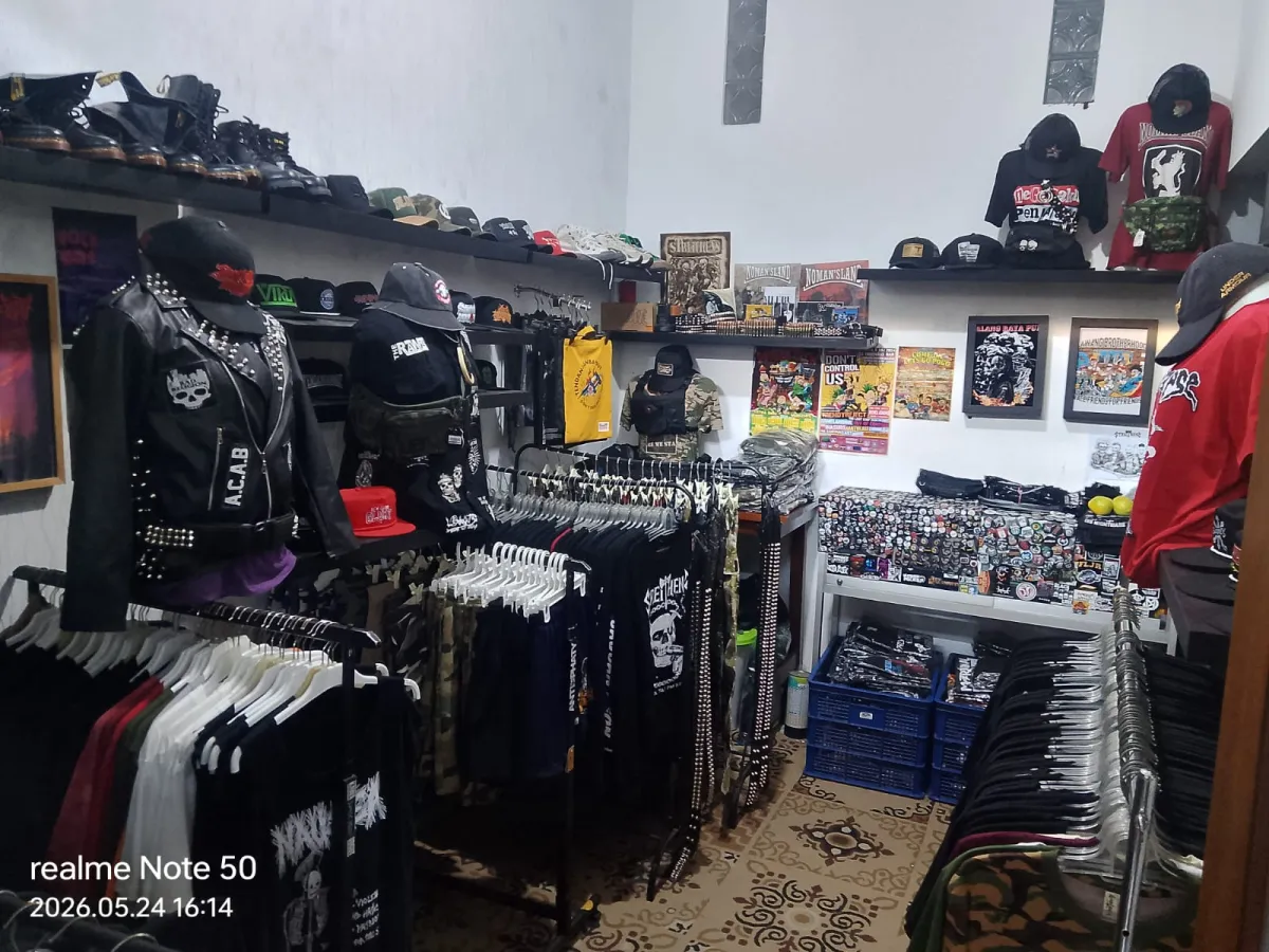 Oki Honestian Merawat Ekonomi Kreatif Skena Underground Malang lewat Usaha Kaus Band