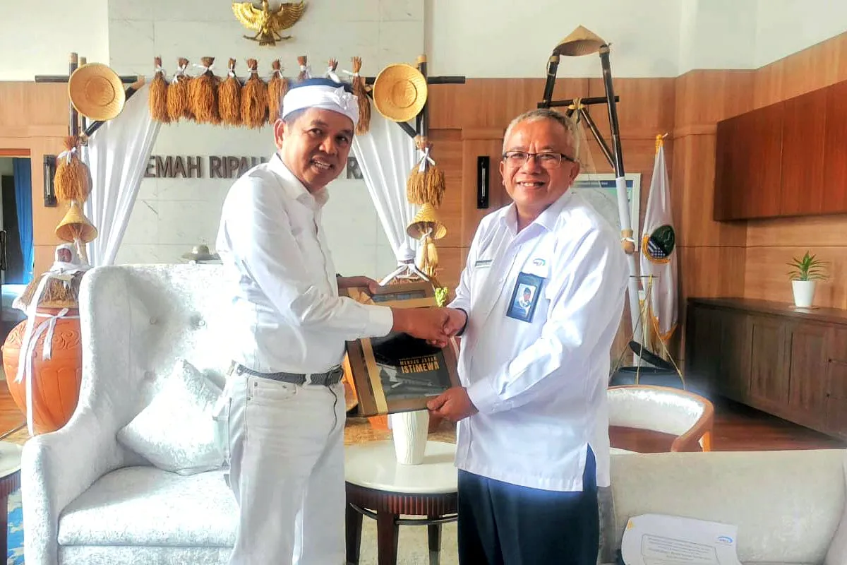 BPKP Jabar Serahkan Laporan Eksekutif Daerah Semester II 2025 kepada Gubernur di Gedung Sate