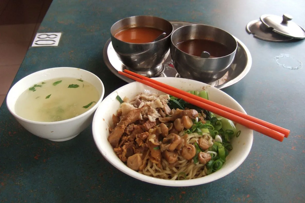 Panduan Memilih Saus untuk Mie Ayam: Beda Jenis, Beda Pendamping