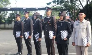 Kapolres Tanah Laut Beri Penghargaan kepada Personel Berprestasi Pengelola Aplikasi Vital Polri