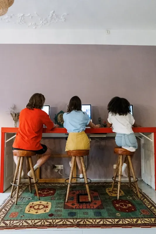 Gen Z Paling Aktif Berinternet, Kesenjangan Literasi Digital Orang Tua Masih Jadi Tantangan