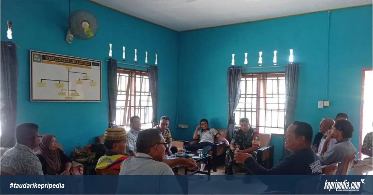 Babinsa Koramil 04/Dabo Gelar Pembinaan Teritorial di Desa Berindat, Bahas Kamtibmas dan Transparansi Dana Desa