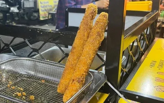 Chicken Roll Super Panjang di Karang Menjangan Surabaya Menarik Perhatian Pengunjung
