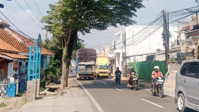 Jalan Parakanmuncang Sumedang Dinilai Belum Aman bagi Pejalan Kaki di Tengah Lalu Lintas Industri