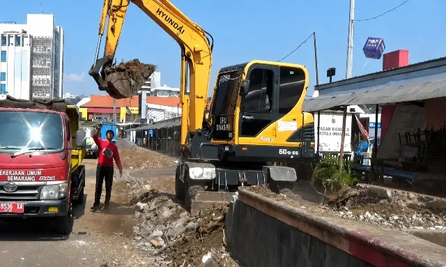 Simpang Lima Semarang Direvitalisasi: Drainase Dibahas, Ruang Hijau Ditata Ulang, Pedestrian Pakai Material Baru