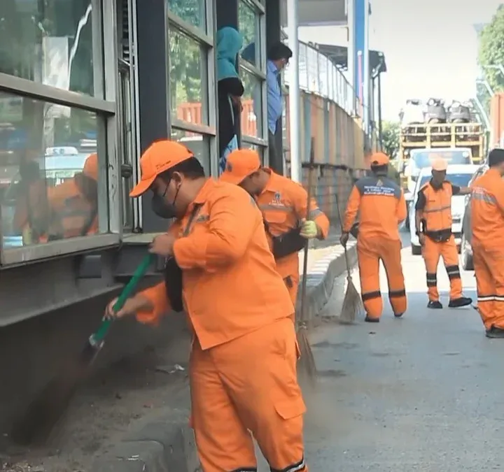Kelurahan Kebon Bawang Tindak Lanjuti Laporan Warga lewat Aplikasi CRM di Jalan Yos Sudarso