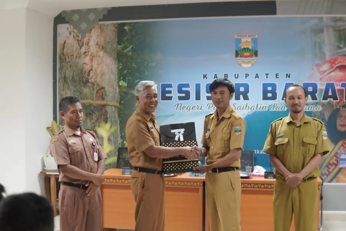 Diskominfotiksan Pesisir Barat Gelar Sertijab Sekretaris Dinas dan Kasubbag Keuangan, Umum, serta Kepegawaian