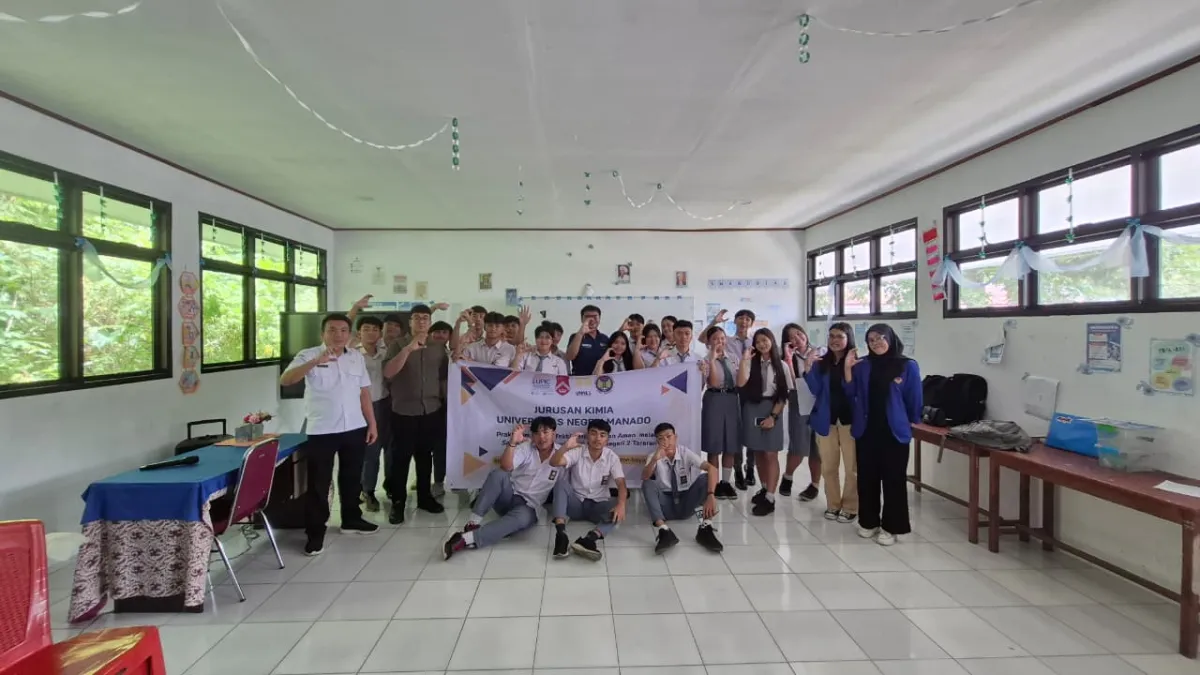 Dosen dan Mahasiswa Kimia Unima Gelar Pelatihan Praktikum Skala Kecil di SMAN 2 Tareran