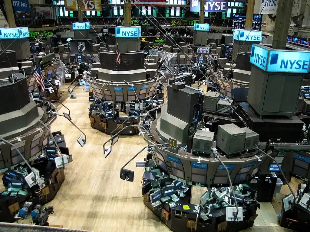 Wall Street Ditutup Bervariasi, S&P 500 dan Nasdaq Melemah di Tengah Ketidakpastian Perang Timur Tengah