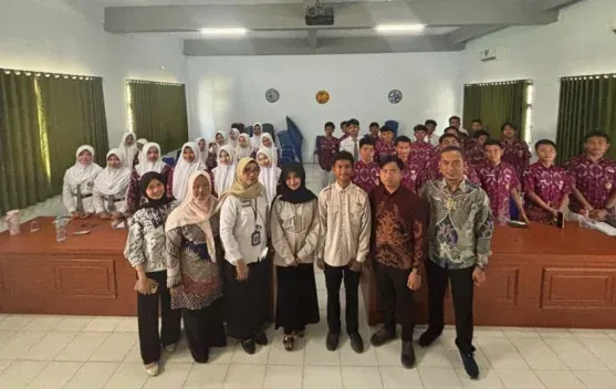 Mahasiswa UNESA Sosialisasikan Handbook “INI GENTING” untuk Edukasi Gizi, Anemia, dan Stunting di SMAN 1 Sampang