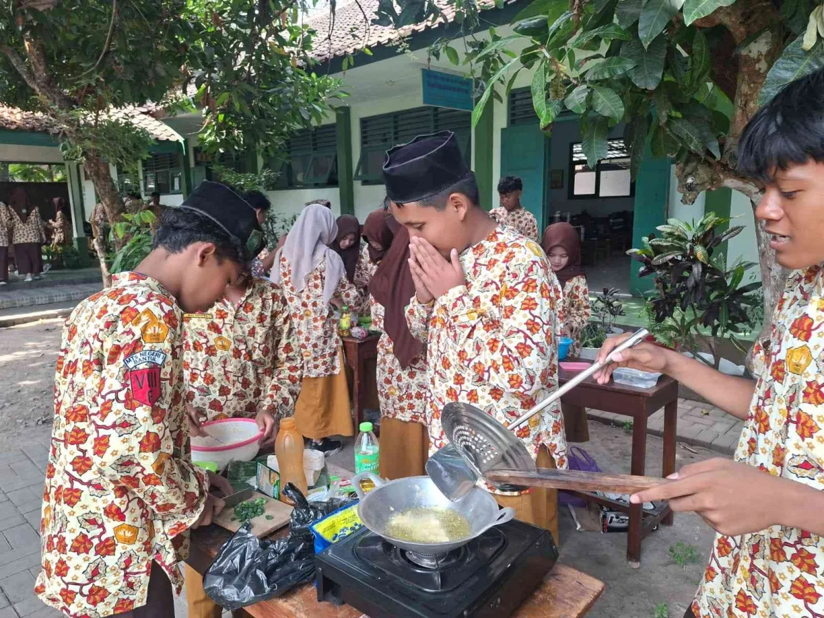 Siswa Kelas 8 MTsN 1 Bantul Praktik Memasak Aneka Makanan Tradisional