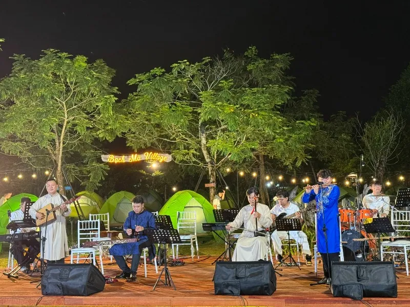 Pertunjukan Musik di Bach Ma Padukan Nada Tradisional dan Lanskap Alam Hue