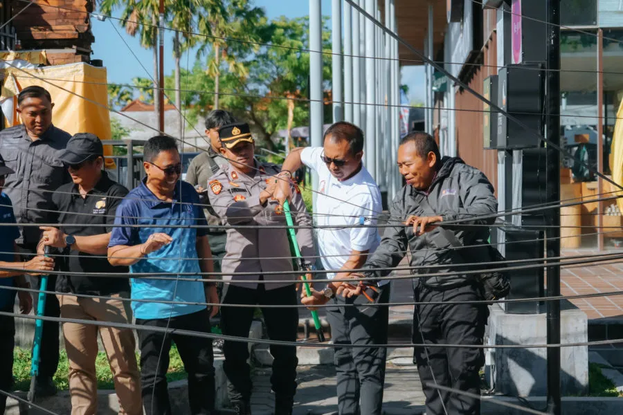 Pemkab Badung Tertibkan Kabel Utilitas Tak Aktif di Ruas Tegal Gundul–Subak Sari Batu Belig