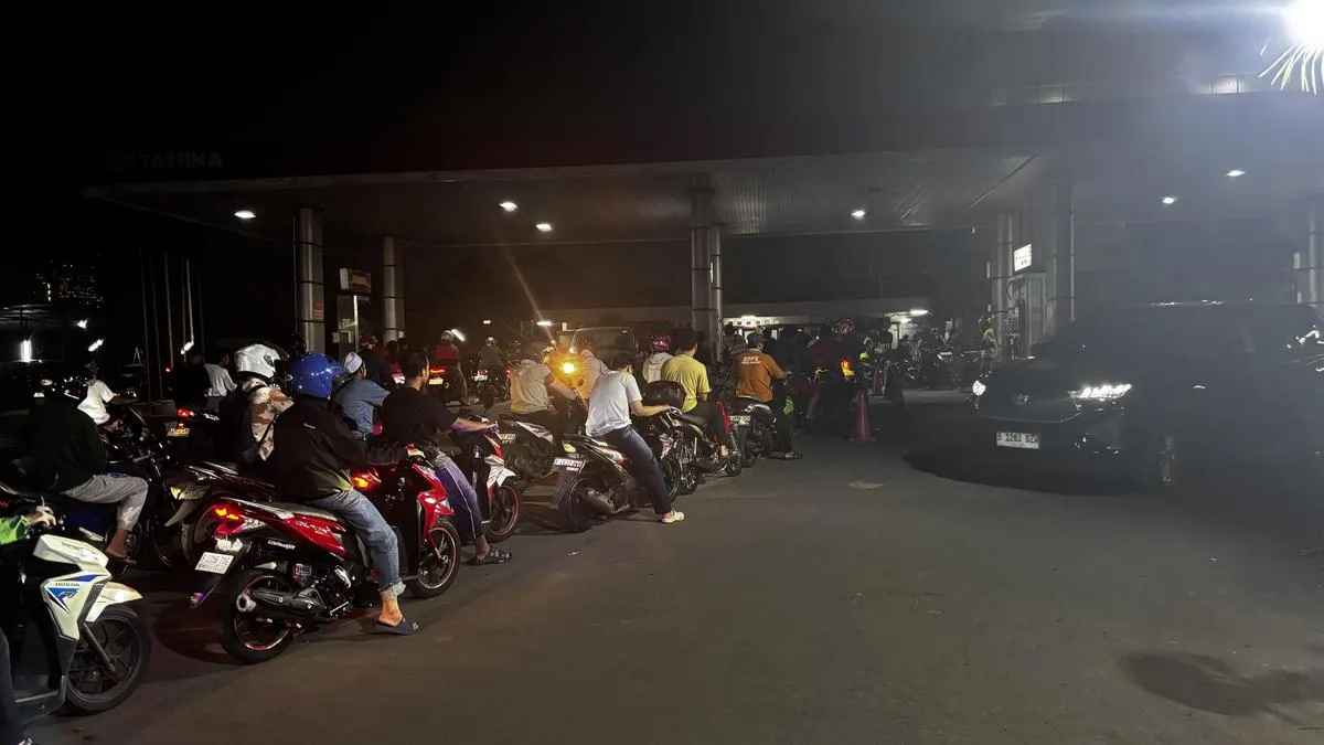 Antrean Mengular di SPBU Jakarta Selatan Meski Kenaikan Harga BBM Dibatalkan