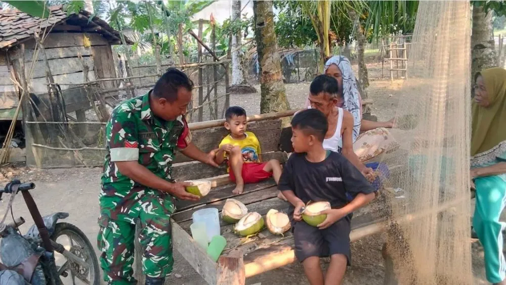 Babinsa Tanjung Aur Sebrang Edukasi Warga soal Pencegahan Stunting, Tekankan Peran Orang Tua dan Gizi Seimbang