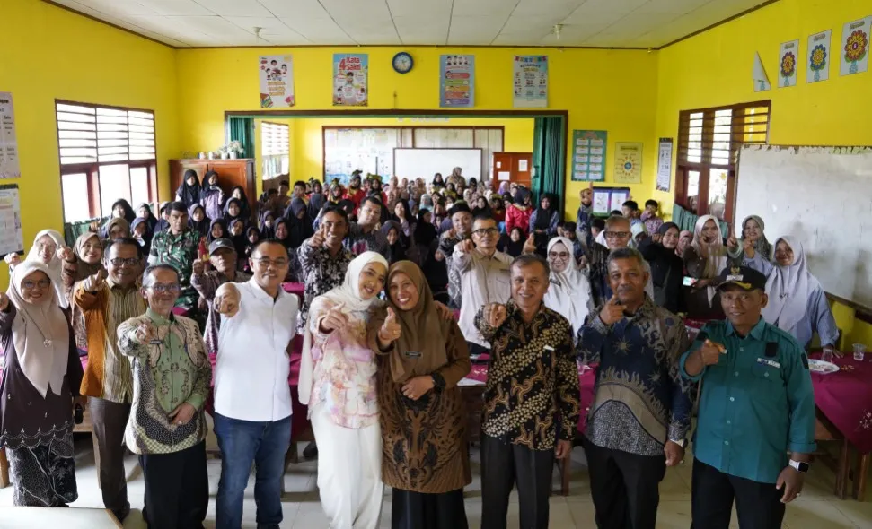 Cindy Monica Serahkan Bantuan Internet untuk SDN 04 Simpang Kapuak di Mungka
