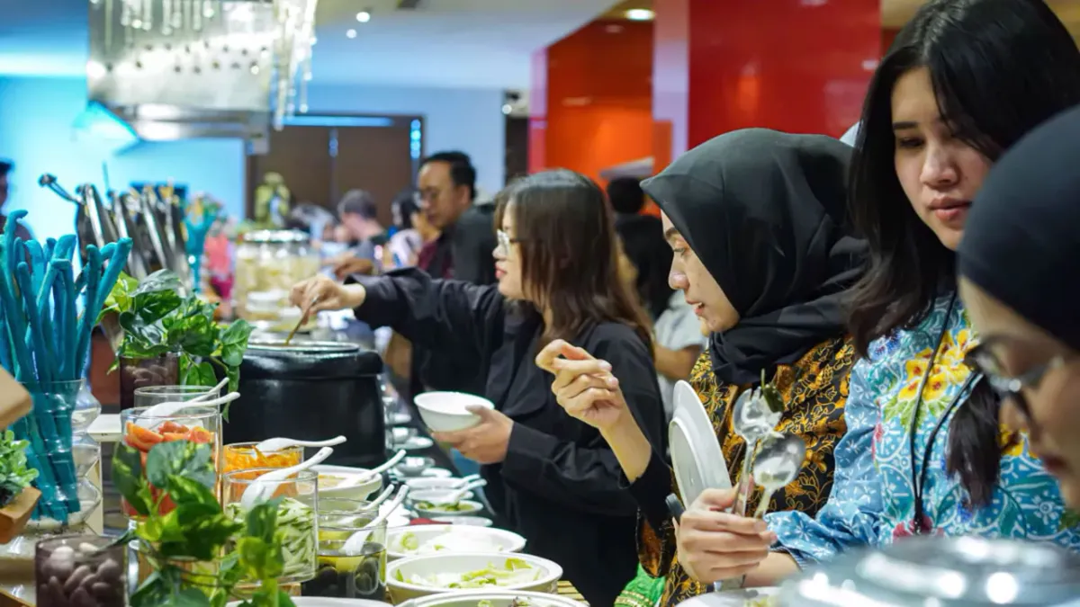 Wyndham Surabaya Hadirkan Kuliner Khas Kota Pahlawan Lewat Suroboyoan Business Lunch Buffet