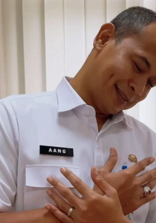 Sekda Karawang Asep Aang Rayakan Ulang Tahun dengan Ikut Tren Kim Seon Ho Smile Challenge