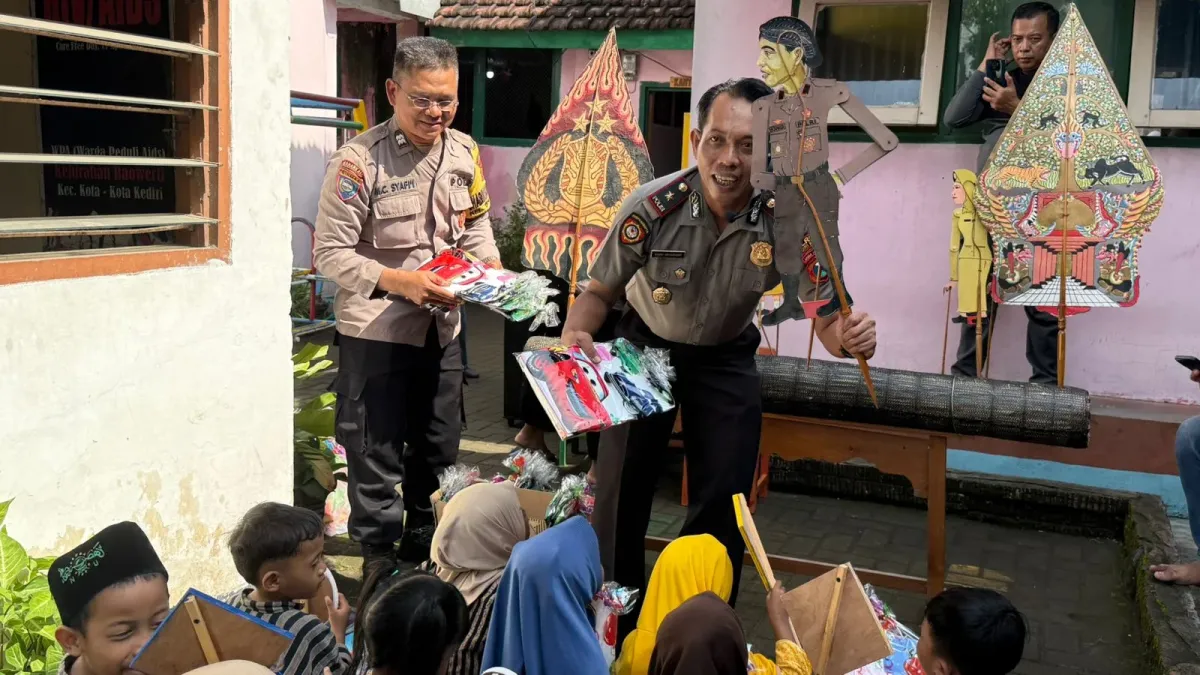 Kapolsek Kediri Kota Edukasi Bahaya Gadget Berlebihan pada Anak TK lewat Wayang Karton saat Harkitnas