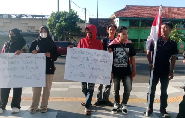 Mahasiswa GMNI Probolinggo Berunjuk Rasa di Balai Kota, Soroti Kenaikan BBM hingga Transparansi Anggaran