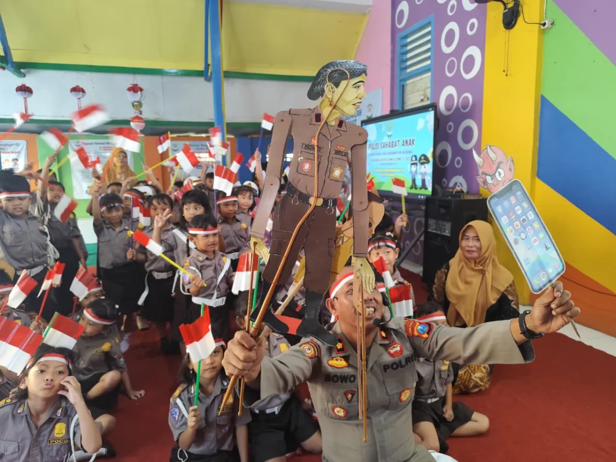 Kapolsek Kediri Kota Edukasi Bahaya Penggunaan Gadget Berlebihan Lewat Wayang Karton di TK Kemala Bhayangkari