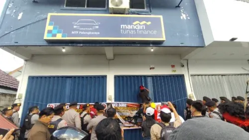 Fordayak Segel Kantor MTF Palangka Raya, Tuntut Transparansi Penyelesaian Jaminan Fidusia CV Cahaya Borneo