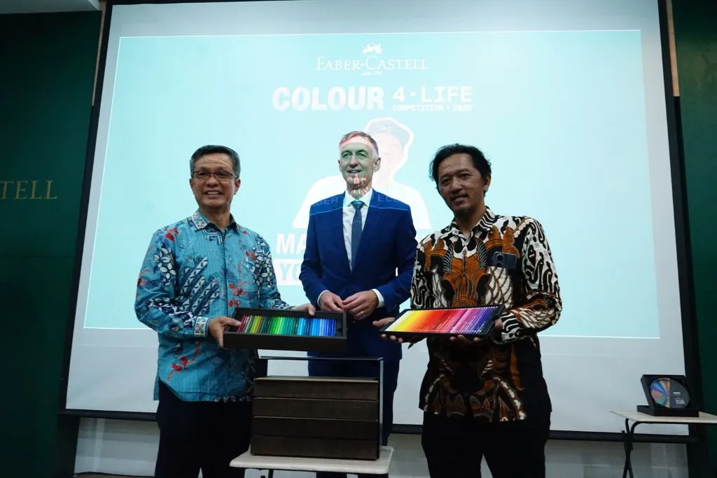 Faber-Castell Serahkan Hadiah Utama Colour4Life Asia Pacific 2025/2026 kepada Seniman Malang Yohan Purnomo