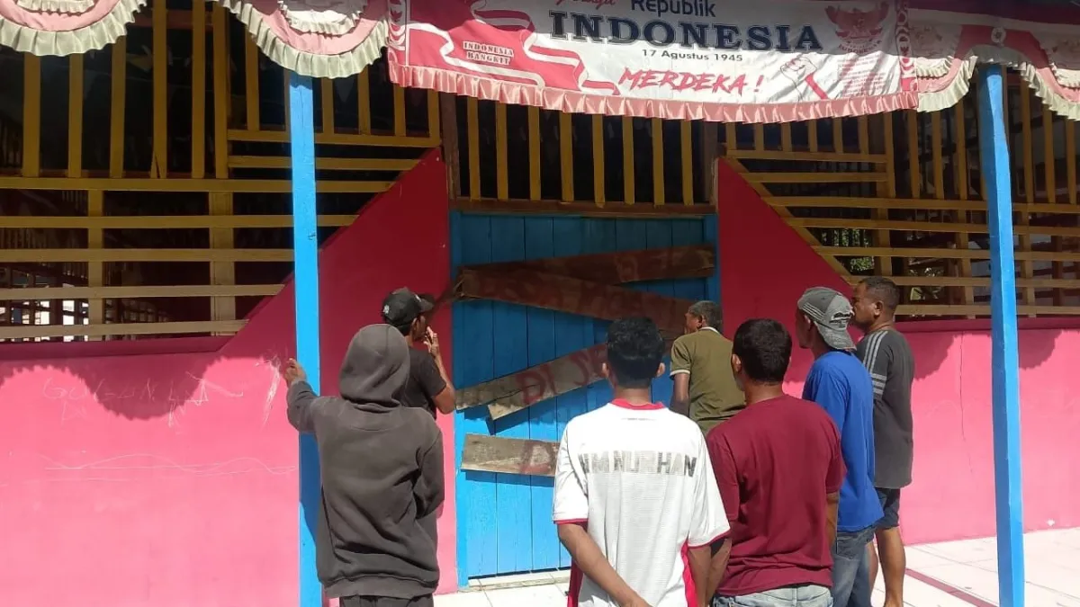 Warga Segel Kembali Kantor Desa Moasi, Pertanyakan Transparansi Dana Desa dan Pengadaan Ayam Petelur