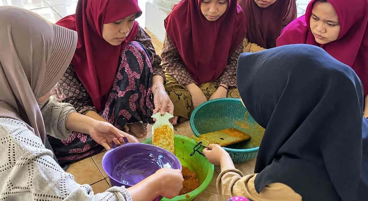Mahasiswa KKN Universitas Annuqayah Latih Santriwati di Ganding Meracik Jamu dari Bahan Dapur