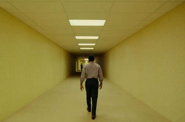 Sinopsis Backrooms, Film Horor Liminal Spaces yang Cetak Rekor Debut Box Office A24