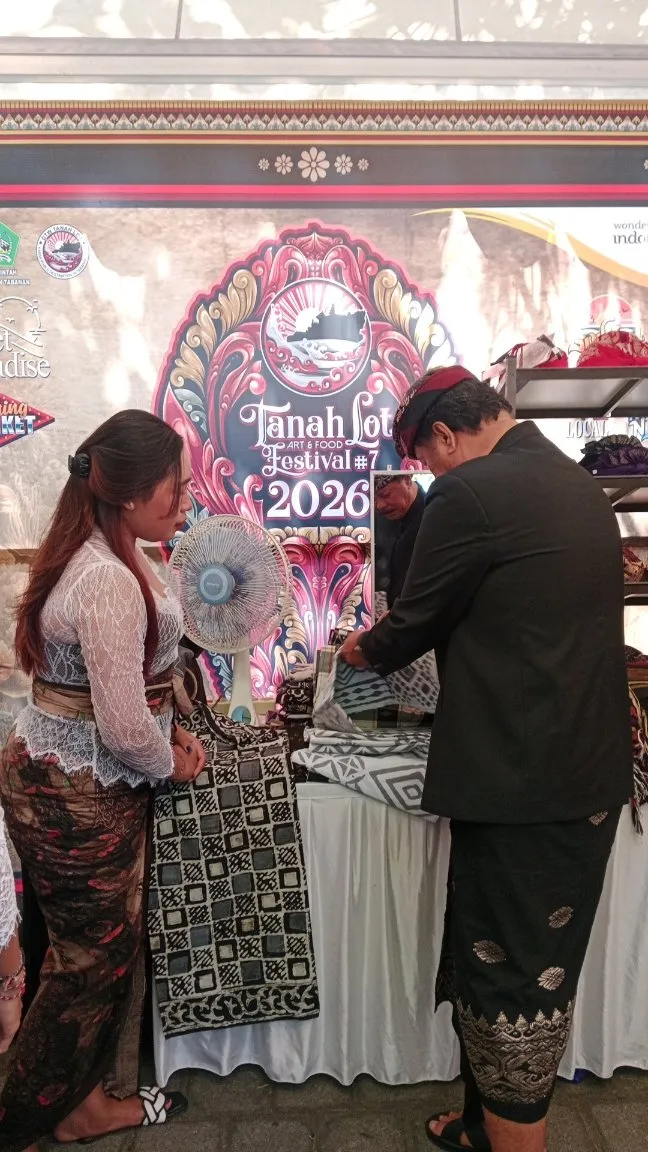 Tanah Lot Festival ke-7 Dibuka, Wabup Tabanan Tinjau Stand Kuliner dan UMKM