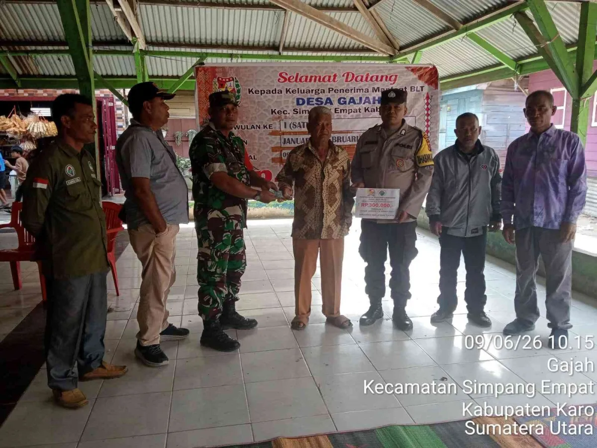 Babinsa Koramil 04/Simpang Empat Dampingi Penyaluran BLT Dana Desa di Desa Gajah