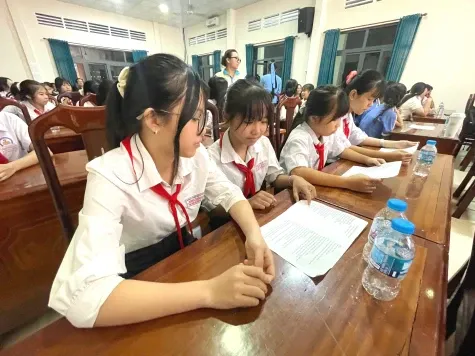 Program “Para Pionir Muda” di Dong Thap Ajak Anak dan Remaja Melestarikan Seni Cai Luong