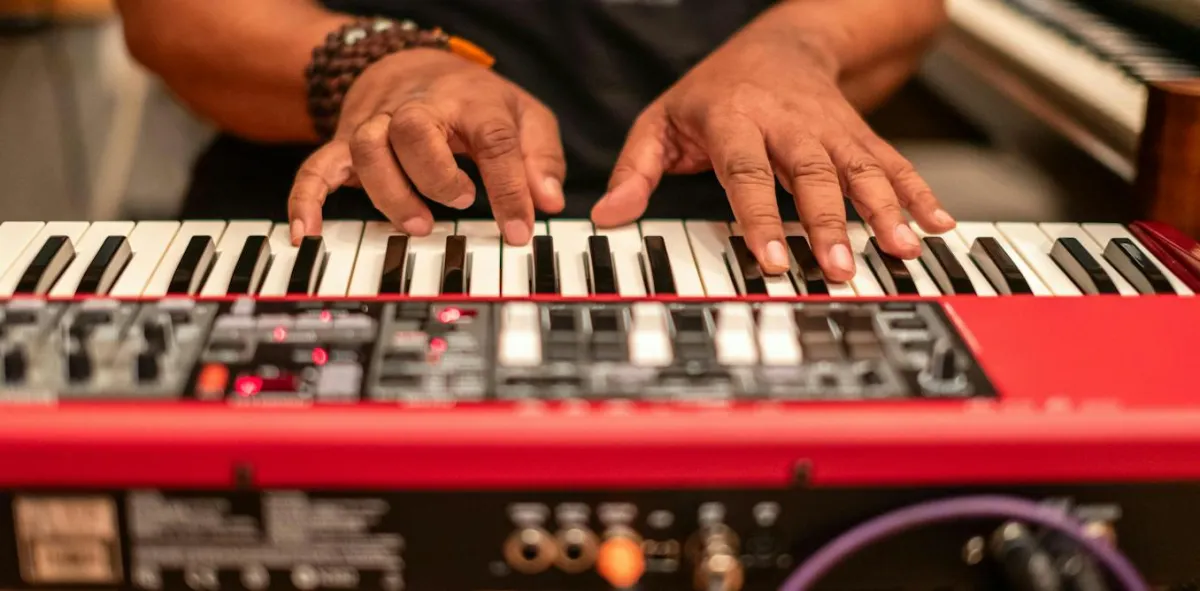 Dari Keyboard ke Jedag-jedug: Jalur Musik Elektronik Akar Rumput di Indonesia