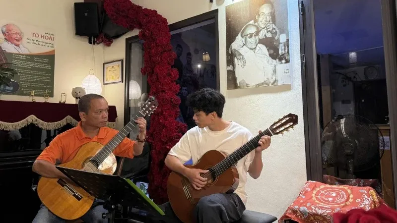 Program “Mengikuti Jejak Cricket – Musik” Hadirkan Panggung Gitar Klasik untuk Anak di Ruang Peringatan Tô Hoài